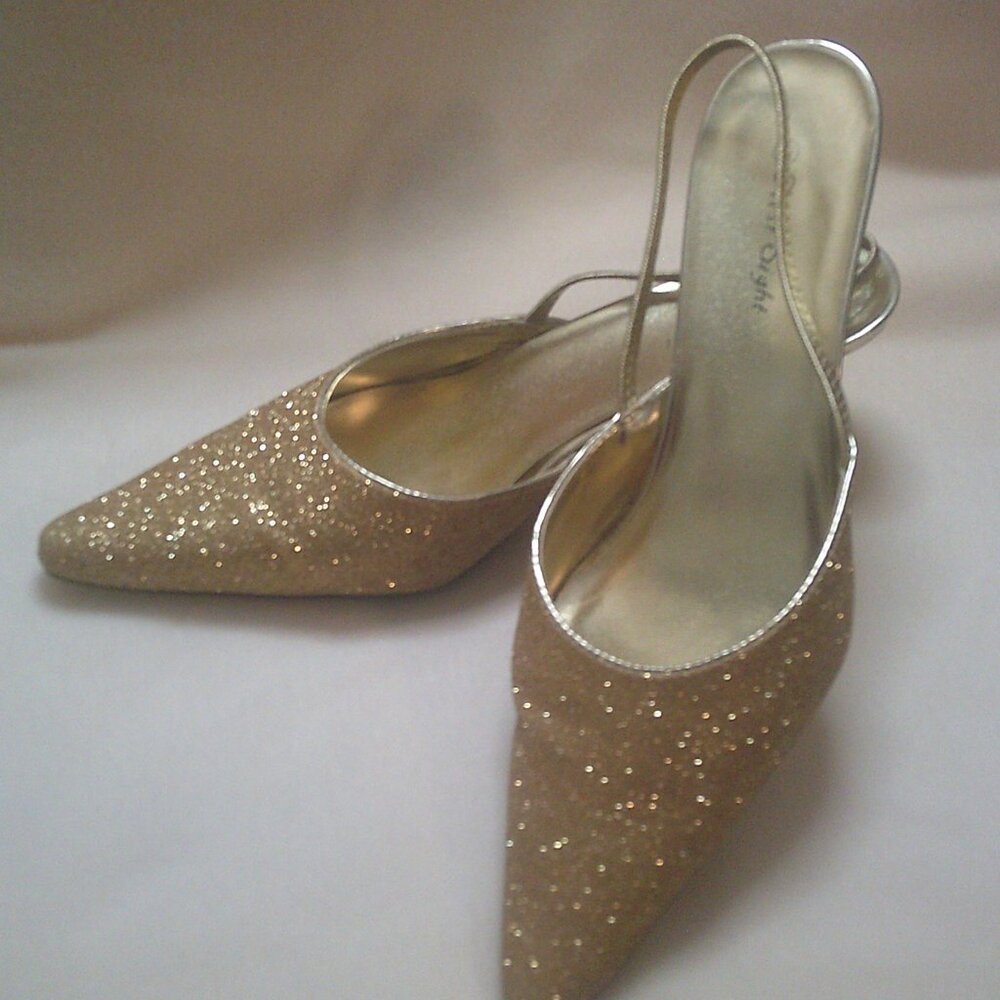 Classy Holiday Pumps - Picture 2 of 6
